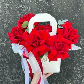 Красные розы - французские розы с эвкалиптом