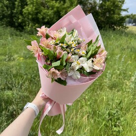 Стойкие Альстромерии и ромашки