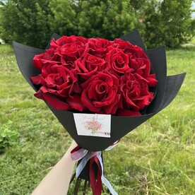 Французские розы в черной упаковке