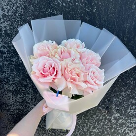 Розовые кружевные розы 7 шт