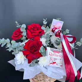 Подарочная корзина с французскими красными розами