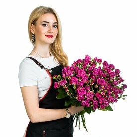 15 малиновых кустовых роз