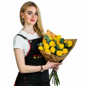 Букет из 15 желтых роз в крафте