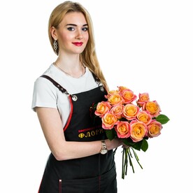 15 розовых с желтым роз