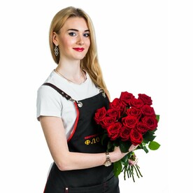 15 красных классических роз