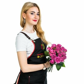 11 пионовидных малиновых роз