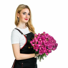 19 малиновых пионовидных роз