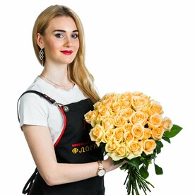 35 кремовых роз