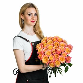 35 желто-розовых роз