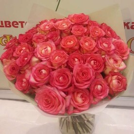 Букет из 35 розово-кремовых роз