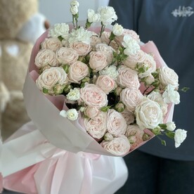 Букет из кустовых роз и кустовых гвоздик