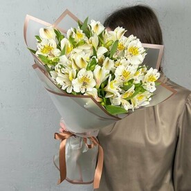 Букет из 11 белых альстромерии в упаковке