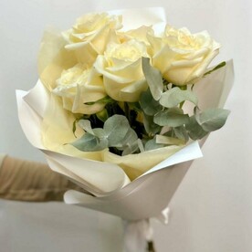 Голландские розы с эвкалиптом