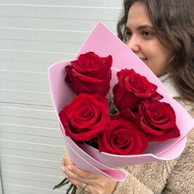 5 роз 60 см в оформлении