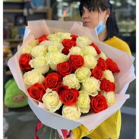 Шикарный букет из 51 голландской розы в оформлении