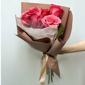 5 роз в оформлении с лагурусом