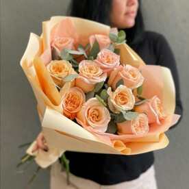 11 роз с эвкалиптом