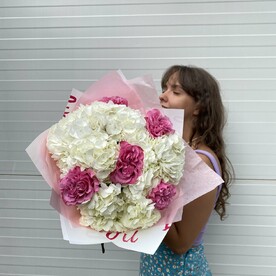 Букет с гортензией и пионовидной розой