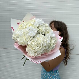 Букет с хризантемой и гортензией