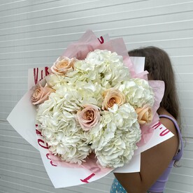 Букет с розой и гортензией