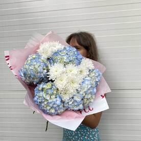 Букет с гортензией и хризантемой