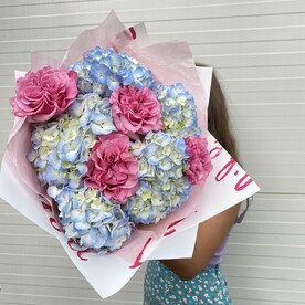 Букет с гортензией и пионовидной розой