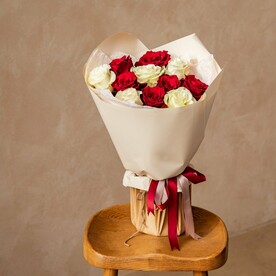 Букет с  розой Эквадор микс