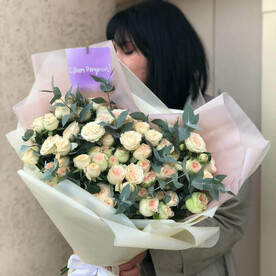 Букет из 21 кустовой розы с эвкалиптом