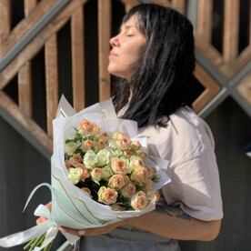 Букет из 9 веток кустовой розы