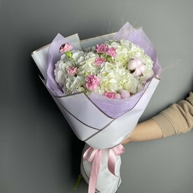 Букет с гортензией и диантусом