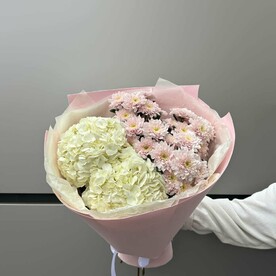 Букет с гортензией и хризантемами