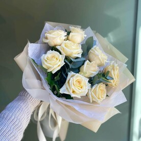 Букет с ароматными розами и эвкалиптом