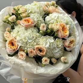 Авторский букет с гортензией, кустовой розой и розами