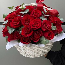 Композиция с красными розами и эвкалиптом