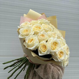 Букет из 23 ароматных садовых роз