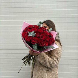 Букет из 19 красных роз с эвкалиптом