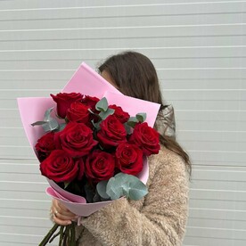 11 красных роз с эвкалиптом