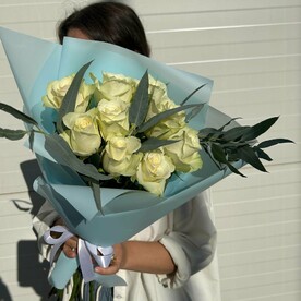 Букет из 9 кенийских роз и эвкалипта