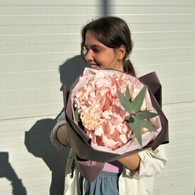 Букет с гортензией, диантусом и эвкалиптом