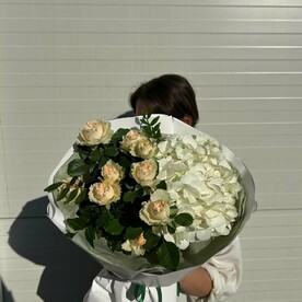 Букет с гортензией и кустовой розой