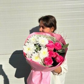 Букет из хризантемы и кустовой розы