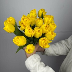 Букет из 17 ярко желтых пионовидных тюльпанов