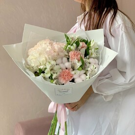 Букет из альстромерии, гортензии, диантуса и хлопка 🤍