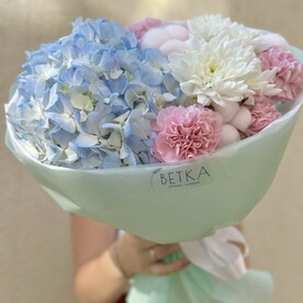 Букет с голубой гортензией