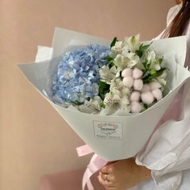 Букет с гортенизией, альстромерией и хлопком