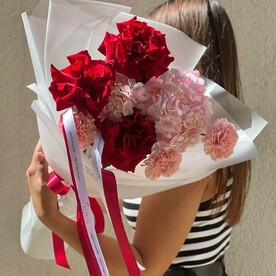 Эффектный букет с французскими розами