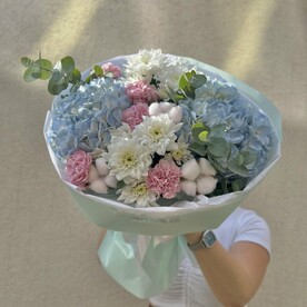 Букет с голубыми гортензиями