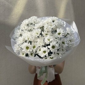 Большой букет ромашковой хризантемы