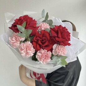 Букет с французскими розами, диантусами, эвкалиптом