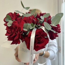 Композиция из французских роз и эвкалипта в шляпной коробке